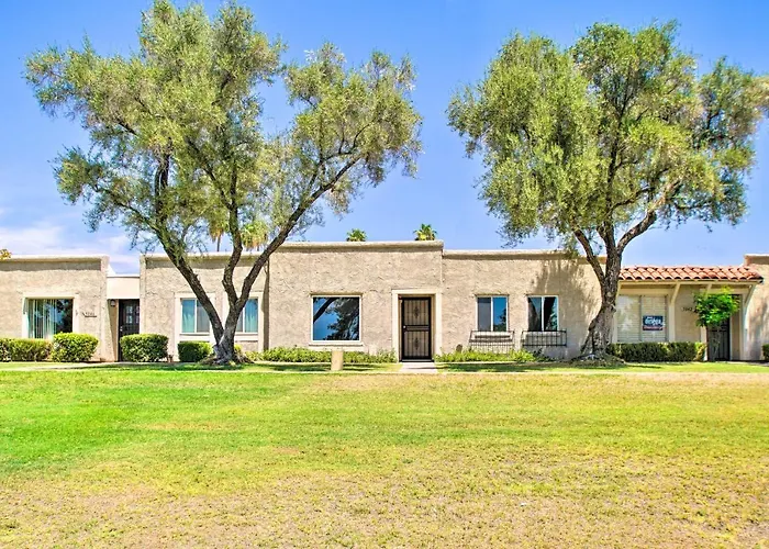 Walk To Trolley & Lake: Sunny Scottsdale Townhome